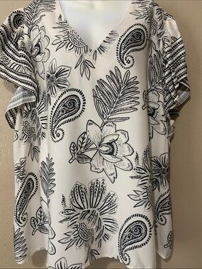 18. Rachel Zoe size 3X Off White V-Neck Tunic with Black Floral Paisley Print